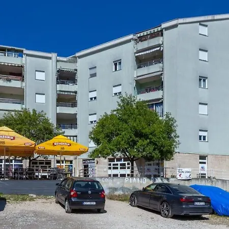 Nika Aparment With Large Balcony And Bbq Apartman