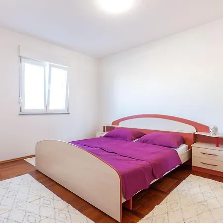 Nika Aparment With Large Balcony And Bbq Apartman