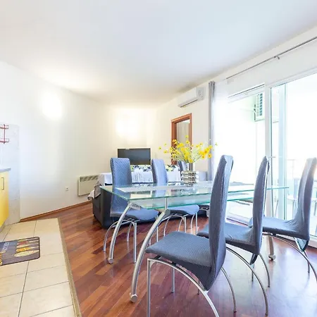 Nika Aparment With Large Balcony And Bbq Apartman Zára