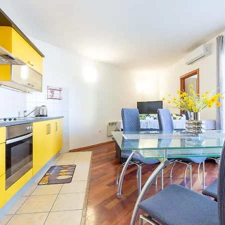 Nika Aparment With Large Balcony And Bbq Apartman Zára