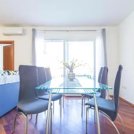 Nika Aparment With Large Balcony And Bbq Apartman *
